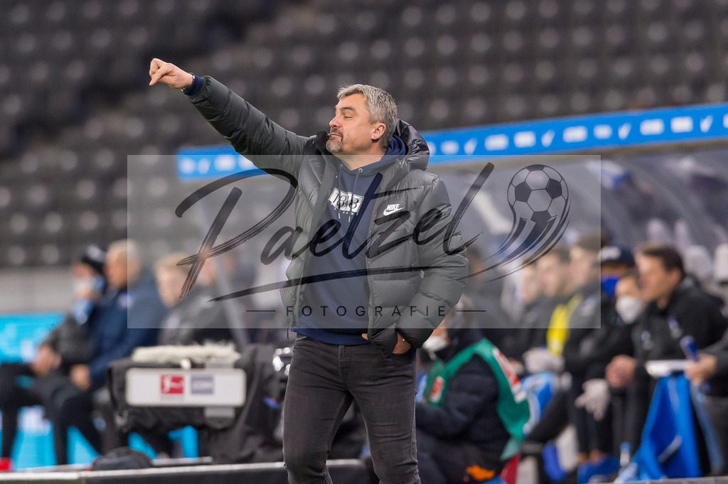 HERBOC20220204_202 | Fussball, Herren: Trainer Thomas Reis (VfL Bochum) gestikuliert, Gestik bei dem Spiel der 1. Bundesliga zwischen Hertha BSC und VfL Bochum im Olypiastadion am 04.02.2022 in Berlin, Deutschland.DFB / DFL REGULATIONS PROHIBIT ANY USE OF PHOTOGRAPHS AS IMAGE SEQUENCES AND/OR QUASI-VIDEO. - Realisiert mit Pictrs.com