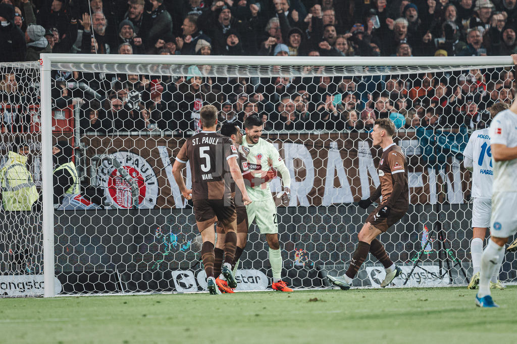 Fußball | Männer | Saison 2024/2025  | Fußball-Bundesliga | 12. Spieltag | FC St. Pauli vs. Holstein Kiel | 29.11.2024 | Nikola Vasilj (#22, FC St. Pauli) hält einen Elfmeter Parade und jubelt mit seinem Team