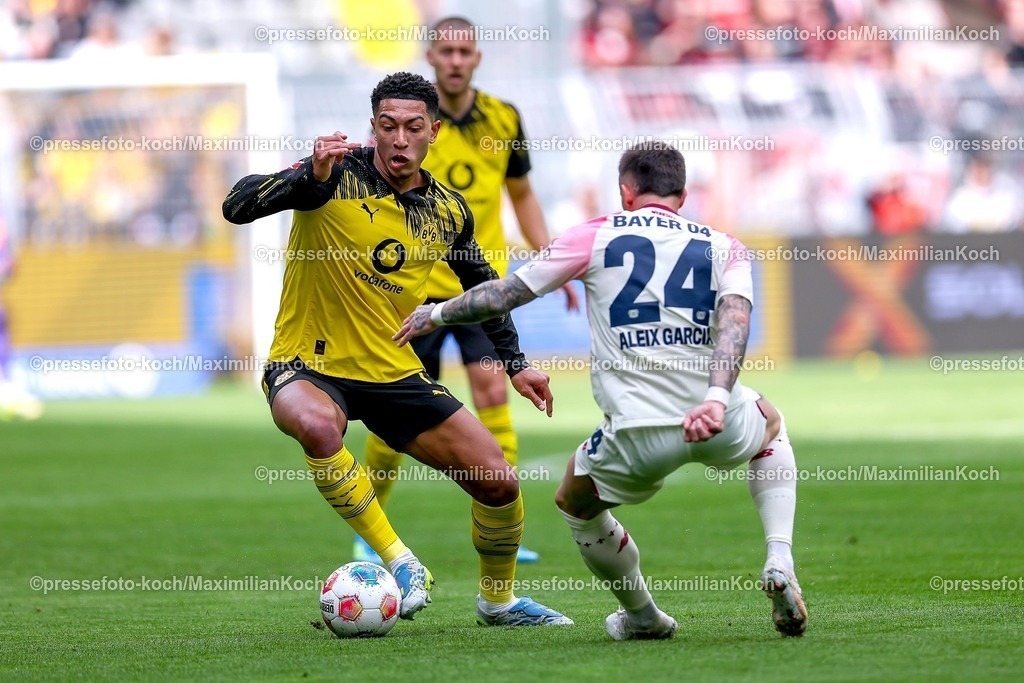 BVB11042601033 | 11.04.2026, Fußball, Borussia Dortmund - Bayer 04 Leverkusen, 1. Fußball Bundesliga, 29. Spieltag, Signal Iduna Park, Saison 2025 2026: Jobe Bellingham&nbsp;(BVB #07) im Zweikampf gegen  Aleix Garcia&nbsp;(Bayer04 Leverkusen #24)  DFB regulations prohibit any use of photographs as image sequences and or quasi-video.