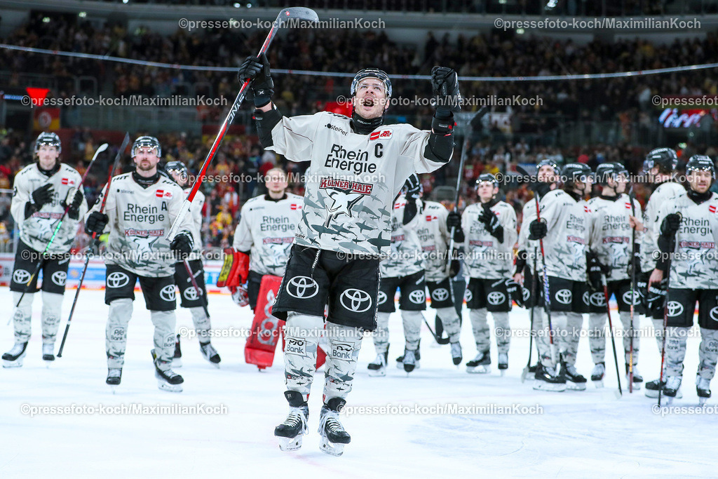 DueDEL25022401061 | 25.02.2024, Düsseldorf, Eishockey, Penny DEL, 49. Spieltag, PSD-BANK Dome, Düsseldorfer EG - Kölner Haie: Abschlussjubel nach dem 3:2 Sieg nach Penaltyschießen für die Kölner Haie. Die Mannschaft steht jubelnd auf dem Eis. Moritz Müller (Kölner Haie) jubelnd