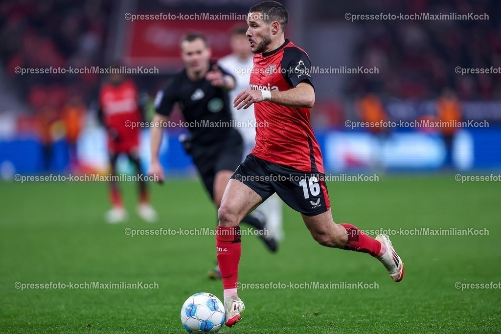 Lev02022502210 | 02.02.2025, Fußball, Bayer 04 Leverkusen - TSG 1899 Hoffenheim, 1. Fußball Bundesliga, 20. Spieltag, BayArena, Saison 2024 2025: Emiliano Buendia Stati (Bayer04 Leverkusen #16)DFB regulations prohibit any use of photographs as image sequences and or quasi-video.