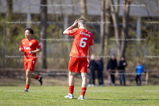 Fußball I Junioren I Saison 2025-2026 I DFB-Nachwuchsliga I 8. Spieltag I JFV Lübeck - 1. FC Magdeburg 153 | Kewin Karol Przybycin (6, JFV Lübeck) - Realisiert mit Pictrs.com