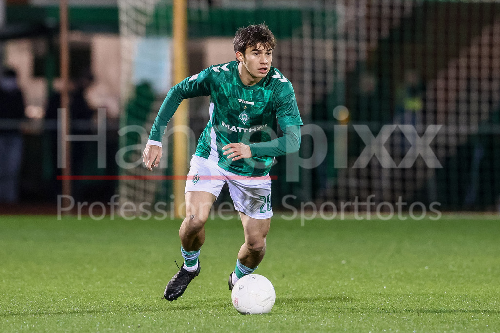 Fussball, Regionalliga Nord, SV Werder Bremen II - VfB Oldenburg | v.li.: Ethan Kohler (SV Werder Bremen II, 28) am Ball, Freisteller, Einzelbild, Ganzkörper, Aktion, Action, Spielszene