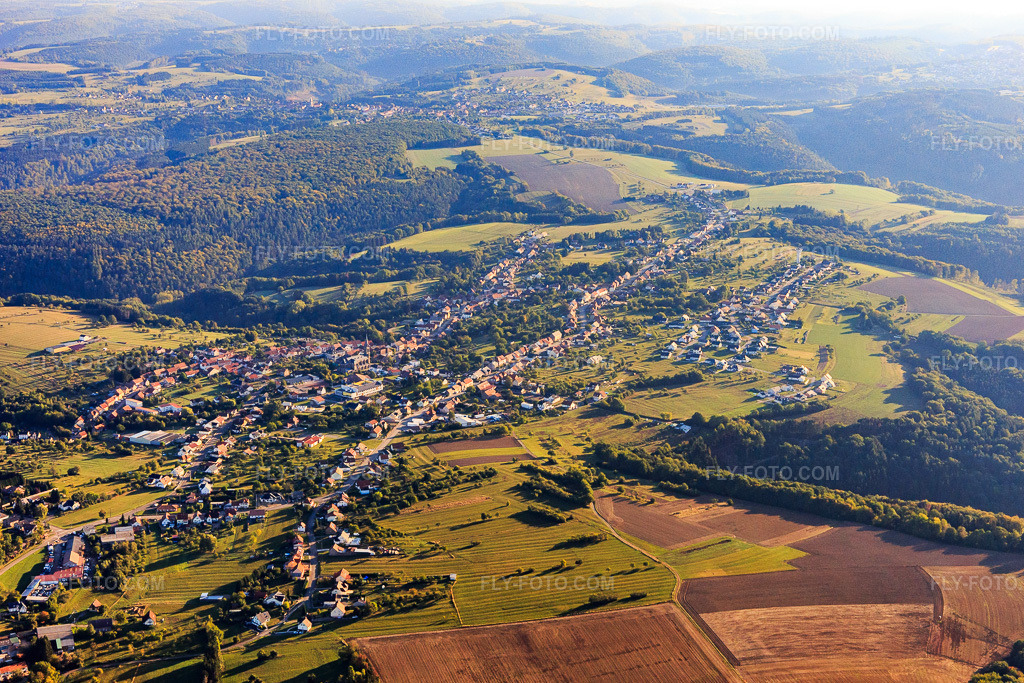 Aerial view: View of the town from the southwest in Montbronn in the state Moselle, France. – Photo: IMG_111704.jpg taken on 09/16/2018 by Werner Riehm/FLY-FOTO.com – Resolution of the original: 5266 x 3510 px