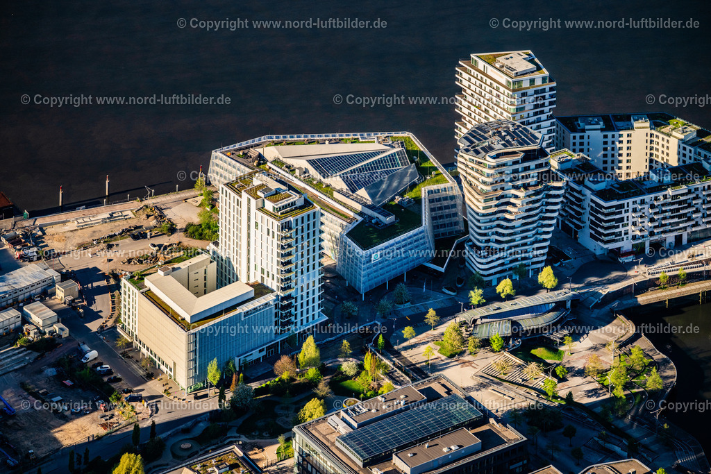 Hamburg_Wohn_und_Geschäftshaus_Strandkai_ELS_1454270425 | HAMBURG 27.04.2025 Mehrfamilienhaus- Wohnanlage der " The Crown - The Bow " am Strandkai im Ortsteil HafenCity in Hamburg, Deutschland. Weiterführende Informationen bei: AUG. PRIEN Immobilien  Gesellschaft für Projektentwicklung mbH,  DC Developments GmbH & Co. KG,  Hadi Teherani Architects GmbH,  Ingenhoven architects GmbH,  KoHa Bauausführungen und Immobilien GmbH,  LRW Architekten und Stadtplaner Loosen, Rüschoff + Winkler  PartG mbB,  leonwohlhage Gesellschaft von Architekten mbH. // Multi-family residential complex "The Crown - The Bow" on Strandkai in the HafenCity district of Hamburg, Germany. Further information at: AUG. PRIEN Immobilien  Gesellschaft fuer Projektentwicklung mbH,  DC Developments GmbH & Co. KG,  Hadi Teherani Architects GmbH,  Ingenhoven architects GmbH,  KoHa Bauausfuehrungen und Immobilien GmbH,  LRW Architekten und Stadtplaner Loosen, Rueschoff + Winkler  PartG mbB,  leonwohlhage Gesellschaft von Architekten mbH. Foto: Martin Elsen