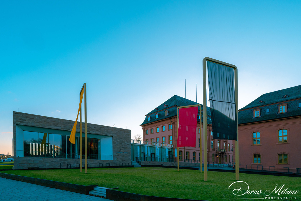 Kunst vor dem Landtag Rheinland-Pfalz | Kunst vor dem Landtag Rheinland-Pfalz - Die Vergänglichkeit von Demokratie von Michael Sailstorfer