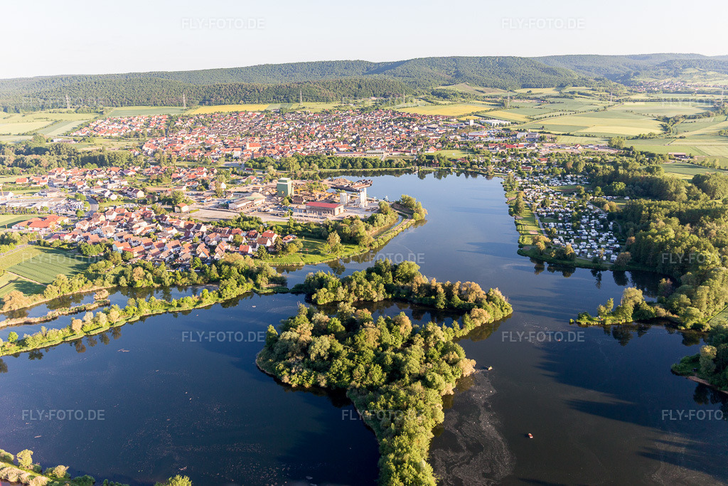 Luftbild: See- Uferbereichen des Sander Baggersees in Sand am Main im Bundesland Bayern in Deutschland. Foto: IMG_100103.jpg vom 26.05.2017 durch Werner Riehm/FLY-FOTO.de