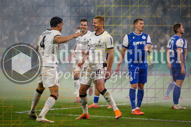 Borussia Mönchengladbach vs Karlsruher SC - DFB-Pokal 2. Runde | Mönchengladbach, Deutschland, 28.10.25:   Nico Elvedi (Borussia Mönchengladbach) Torjubel, jubelt nach seinem Treffer zum 2 waehrend des Spiels der DFB-Pokal 2. Runde zwischen Borussia Mönchengladbach vs Karlsruher SC im Stadion im Borussia Park(Foto von Brauer-Fotoagentur / Adrian Schlueter)