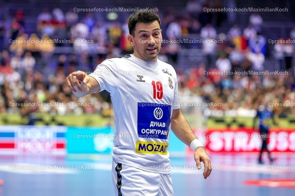 EHF15012601065 | 15.01.2026, Handball, Men's EHF EURO 2026, Spanien - Serbien, Jyske Bank Boxen in Herning, Dänemark, Preliminary Round:  Nemanja Ilic (Serbien #19) gestikulierend auf dem Spielfeld  