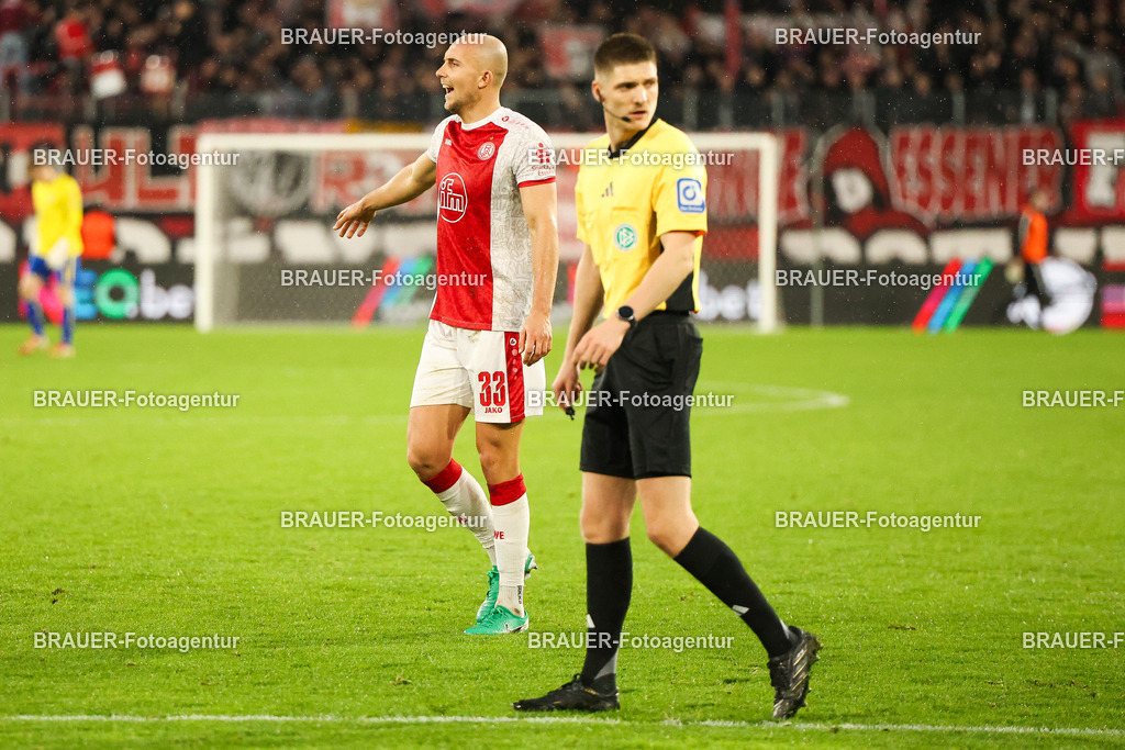 Rot-Weiss Essen - 1.Fc Schweinfurt | Essen, Deutschland, 02.11.2025 Tobias Kraulich  (Rot-Weiss Essen) schaut während des 3.Liga Spiels zwischen  Rot-Weiss Essen und 1.Fc Schweinfurt am 02.11.2025 im Stadion an der Hafenstraße in Essen. (Foto von Timo Bluhmki-Schmidt/Brauer Fotoagentur