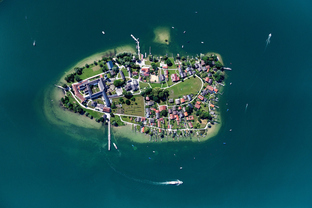 dr__0026956.jpg | CHIEMSEE 25.06.2019 Senkrecht- Luftbild aus der Satelliten- Perspektive vom Fraueninsel in Chiemsee im Bundesland Bayern, Deutschland mit der Abtei der Benediktinerinnen Frauenwörth. // Vertical aerial view from the satellite perspective of the fraueninsel in the Chiemsee in the state of Bavaria, Germany with the abbey of the Benedictine women Frauenwoerth. Foto: Daniel Reiter