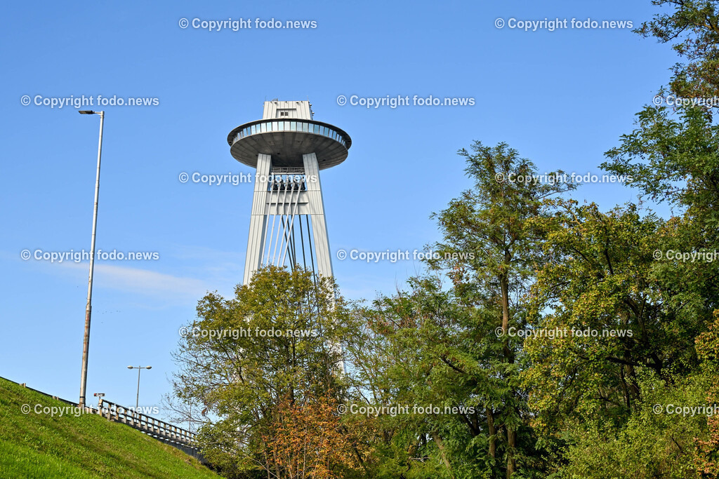 Slowakei_ Bratislavsky kraj_ Bratislava_ 08.10.2024-104 | 08.10.2024, Slowakei, SVK, Bratislavsky kraj, Bratislava, im Bild Bratislava, Stadtansichten, Gebauede, Sehenswurdigkeiten, Tourismus, Touristen, Cafe, Denkmal, Strasse, Donau, Bruecke, Schiff, Burg, Hrad, Ufo, Restaurant, Souvenier, Menschen, Bahnhof, Zug, Hauptstadt