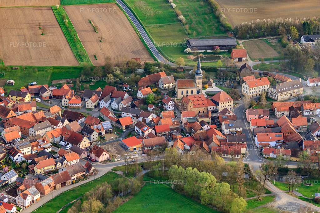 Luftbild: Burg Burggut Höchheim und Michaeliskirche in Höchheim im Bundesland Bayern in Deutschland. – Foto: IMG_63902.jpg vom 04.04.2014 durch Werner Riehm/FLY-FOTO.de – Auflösung des Originals: 4752 x 3168 px – DenkmalAtlas 2.0 – Evang.- Luth. Pfarramt Irmelshausen