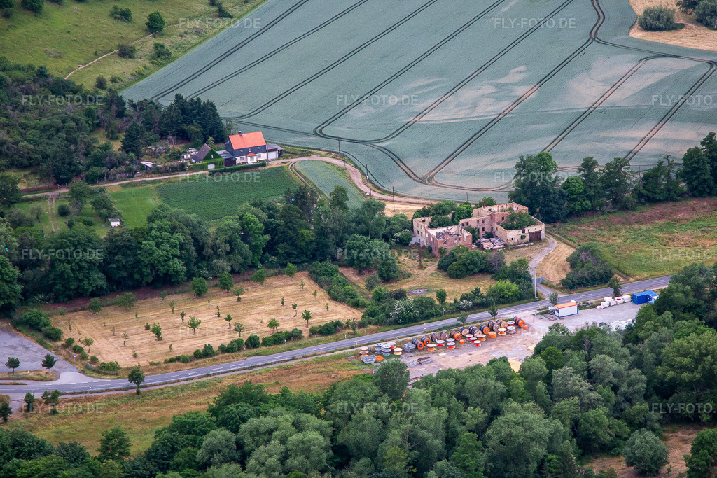 Luftbild: Ruine an der Quedlinburger-Straße im Ortsteil Weddersleben in Thale im Bundesland Sachsen-Anhalt in Deutschland. Foto: IMG_136410.jpg vom 16.06.2023 durch Werner Riehm/FLY-FOTO.de