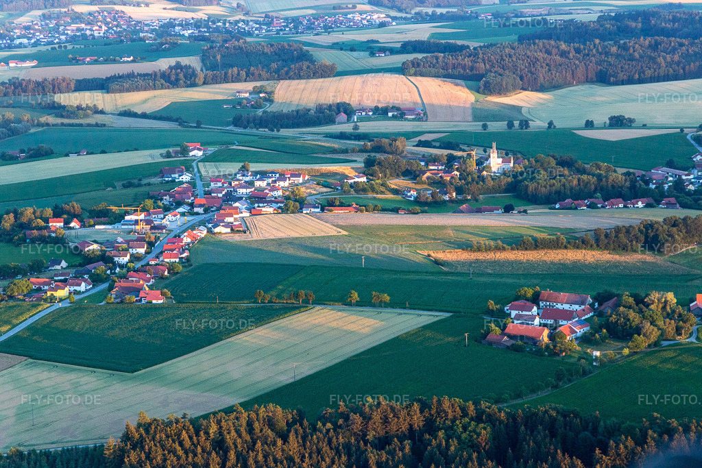 Luftbild: Martinsbuch im Ortsteil Martinsbuch in Mengkofen im Bundesland Bayern in Deutschland. – Foto: IMG_133373.jpg vom 03.07.2022 durch Werner Riehm/FLY-FOTO.de – Auflösung des Originals: 5472 x 3648 px – Mengkofen