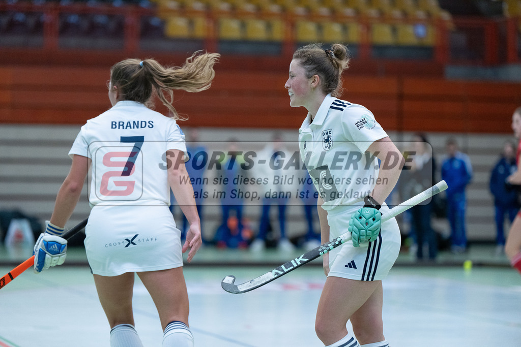 HK_20231217_107751 | 1. Bundesliga Damen Crefelder HC - Düsseldorfer HC  am 17.12.2023 Sporthalle Glockenspitz, Krefeld , Mabel Brands ( Düsseldorfer HC #7 ) , Maike Schaunig ( Düsseldorfer HC #21 )