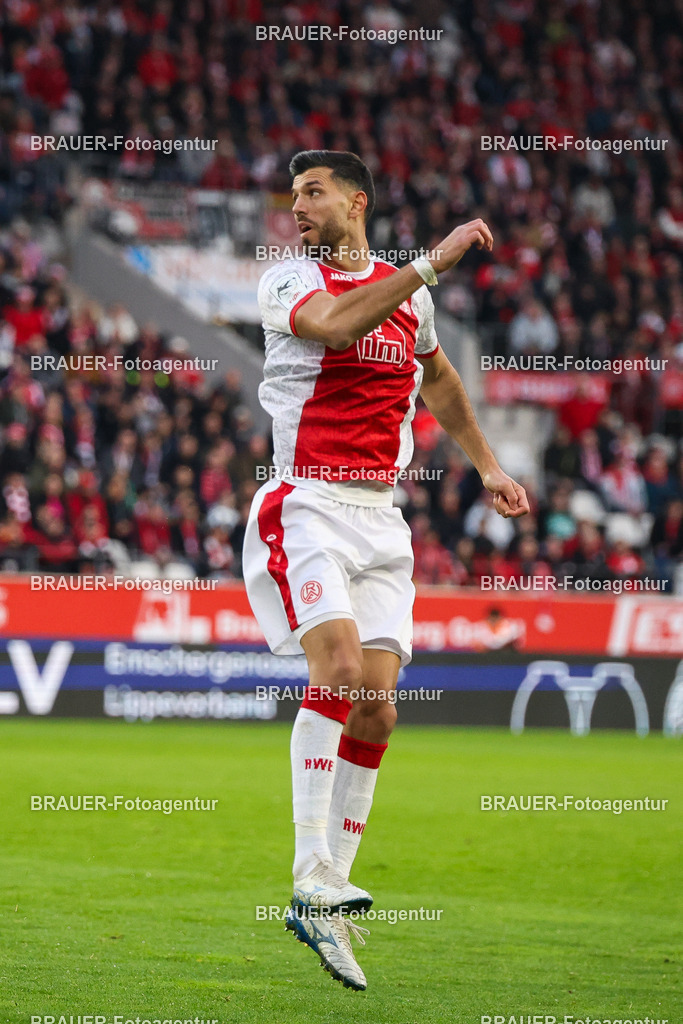 Rot-Weiss Essen - 1.Fc Schweinfurt | Essen, Deutschland, 02.11.2025 Klaus Gjasula  (Rot-Weiss Essen) Kopfballwährend des 3.Liga Spiels zwischen  Rot-Weiss Essen und 1.Fc Schweinfurt am 02.11.2025 im Stadion an der Hafenstraße in Essen. (Foto von Timo Bluhmki-Schmidt/Brauer Fotoagentur