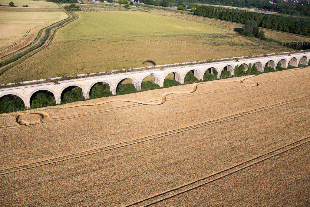 Aerial view: Viaduct at Vineuil/Loire in Vineuil in the state Loir et Cher, France. – Photo: IMG_082093.jpg taken on 06/20/2015 by Werner Riehm/FLY-FOTO.com – Resolution of the original: 5472 x 3648 px