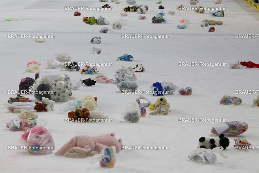 Krefeld Pinguine - Kassel Huskies | Krefeld, Deutschland, 05.12.2025: Stofftiere der Fans der Krefeld Pinguine nach dem DEL2-Spiel zwischen Krefeld Pinguine - EC Kassel Huskies am 05.12.2025 in der Yayla-Arena in Krefeld, Deutschland. (Foto Ralph Görtz / Brauer-Fotoagentur)