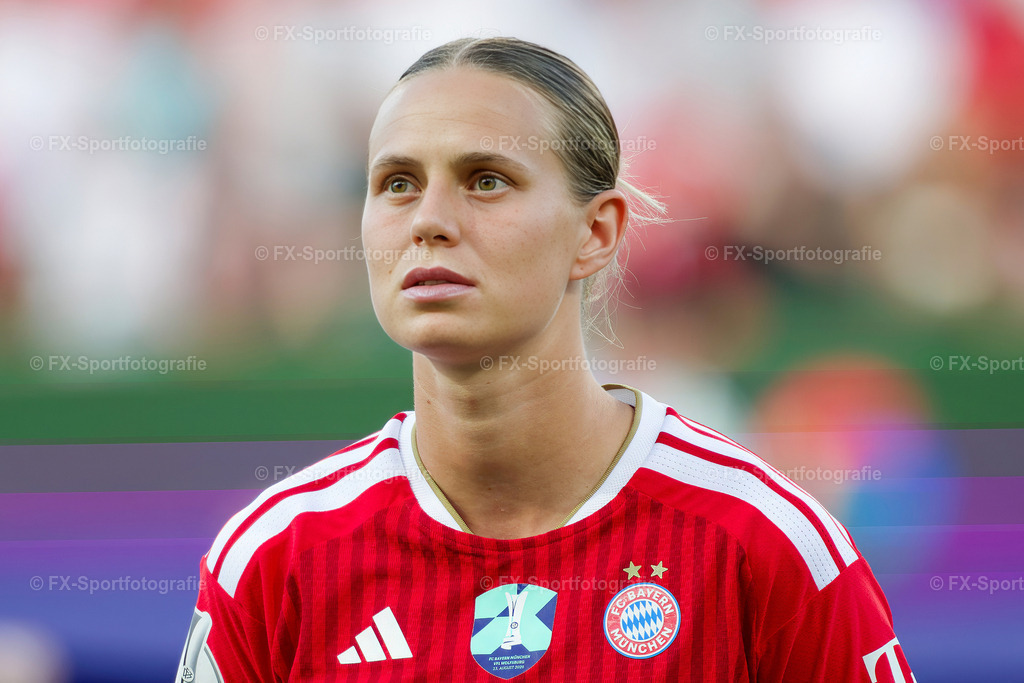 Supercup-Frauen-Bayern-Muenchen-vs-VfL-Wolfsburg 017 | Sportfotos und Eventgalerien von FX-Sportfotografie. Bilder von Fußball, Vereinsveranstaltungen und Events direkt ansehen und als Download bestellen. - Realisiert mit Pictrs.com