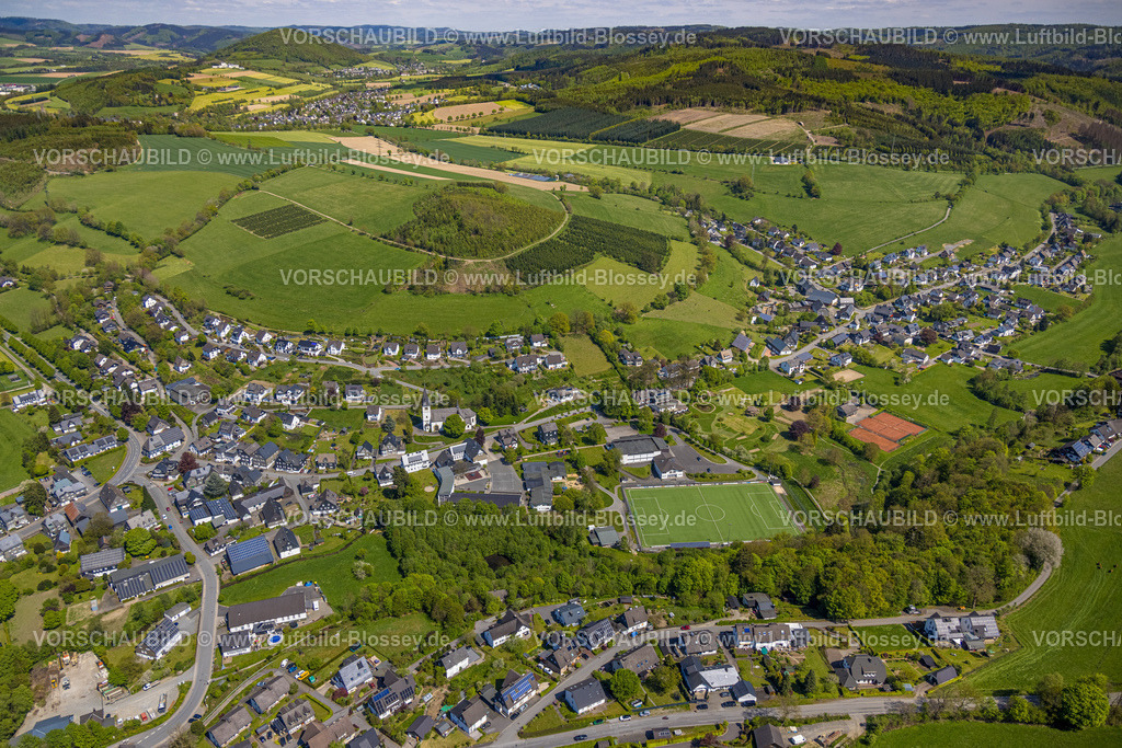 Schmallenberg230506284 | Luftbild, Sportplatz Fleckenberg, Park Rothswiese, Landhotel Gasthof Hubertus, Kath. Grundschule und kath. Kindergarten St. Antonius, Schmallenberg, Sauerland, Nordrhein-Westfalen, Deutschland