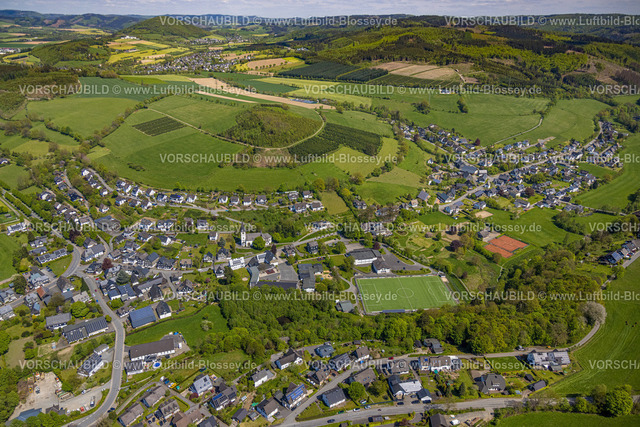 Schmallenberg230506284 | Luftbild, Sportplatz Fleckenberg, Park Rothswiese, Landhotel Gasthof Hubertus, Kath. Grundschule und kath. Kindergarten St. Antonius, Schmallenberg, Sauerland, Nordrhein-Westfalen, Deutschland