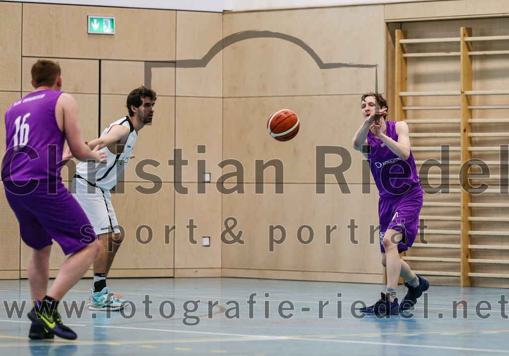 2022-05-01_046_TSV_Vaterstetten_gegen_DJK_Traunstein | Vaterstetten, Deutschland, 01.05.2022:
Basketball, Aufstiegsrunde zur Bayernliga 2021 / 2022, 5. Spieltag, TSV Vaterstetten gegen DJK Traunstein, Endergebnis: 87:79

C. Joch (DJK Traunstein, #16), Luca Maurice Kohll (TSV Vaterstetten, #10)

Foto: Christian Riedel / fotografie-riedel.net