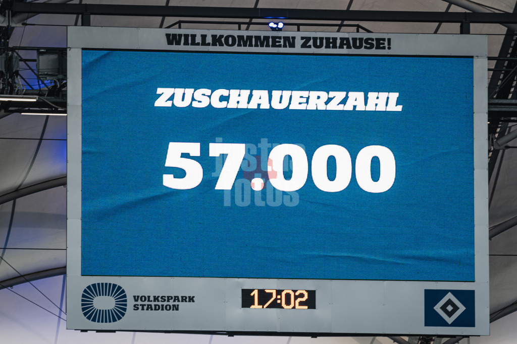 Fußball | Männer | Saison 2025/2026 | 1. Fußball-Bundesliga | 28. Spieltag | Hamburger SV vs. FC Augsburg | 04.04.2026 | Die Zuschauerzahl auf der LED Anzeige 57000 Ausverkauft