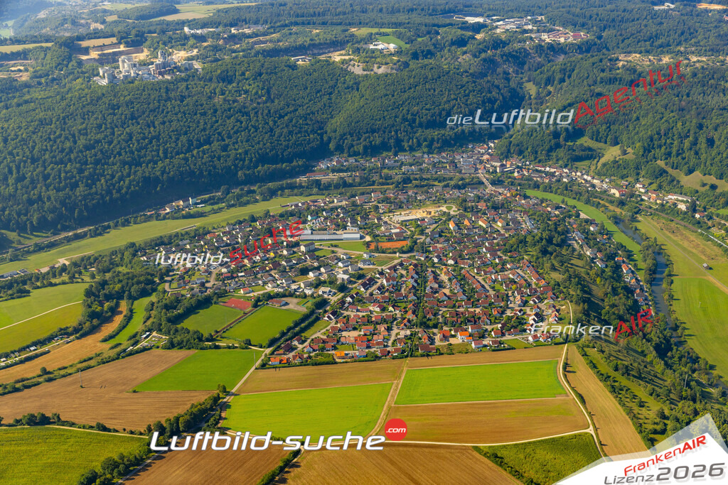 Das Luftbild zeigt :  Solnhofen - Die Luftaufnahme wurde 2024 vom UL-Flugzeug aus erstellt ( keine Drohne ) - Hochauflösende Luftaufnahme - Für grossformatige Ausdrucke geeignet. Die Geschenkidee !Mit Lizenz und Bildrechte bestellbar