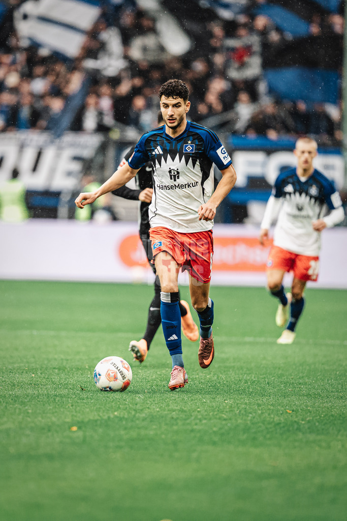 Fußball | Männer | Saison 2025/2026 | 1. Fußball-Bundesliga | 8. Spieltag | Hamburger SV vs. VfL Wolfsburg | 25.10.2025 | Daniel Elfadli (#8, HSV) am Ball