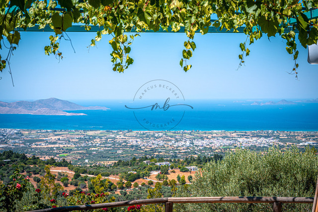 Blick über die Insel Kos und auf das Mittelmeer | Blick über die Insel Kos in Griechenland vom Nationalpark Zia, Zia, Kos, Griechenland - Realisiert mit Pictrs.com