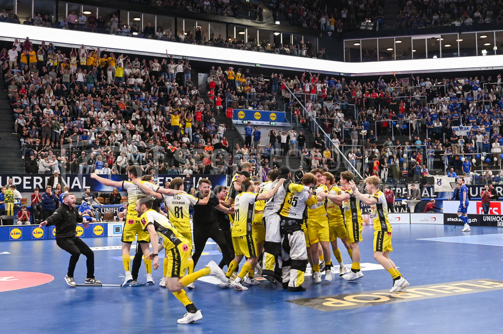 Zug United - HC Rychenberg - 25. April 2026 | Jubel über den ersten Schweizer Meistertitel der Vereinsgeschichte am L-UPL Superfinal-Spiel zwischen Zug United und HC Rychenberg am 25. April 2026 in der BCF Arena, Fribourg, Schweiz.Bild: Sportfotografie Markus Aeschimann | www.markus-aeschimann.ch - Realisiert mit Pictrs.com