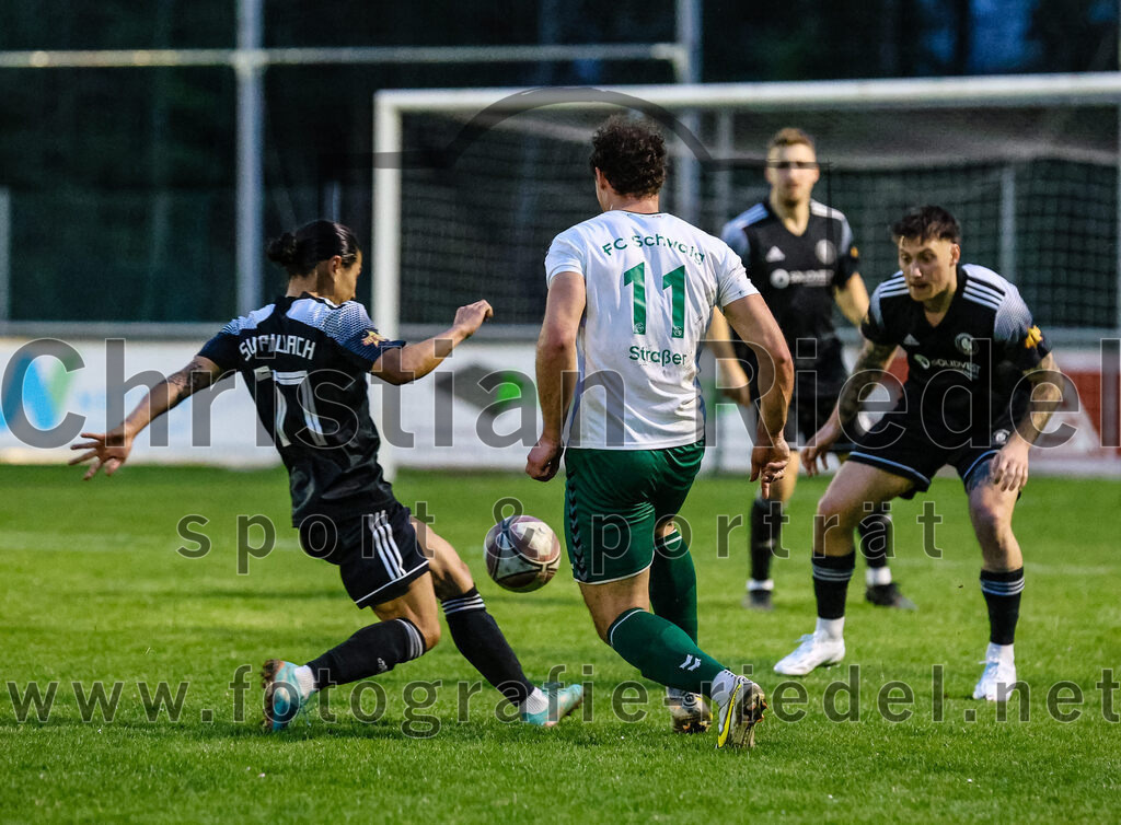 2024-04-05_069_FC_Schwaig_gegen_SV_Pullach | Oberding, Deutschland, 05.04.2024:
Fußball, Landesliga Südost 2023 / 2024, 28. Spieltag, FC Schwaig gegen SV Pullach, Endergebnis: 2:0

Keita Kawai (SV Pullach, #17), Markus Straßer (FC Schwaig, #11), Yanis Luis Marseiler (SV Pullach, #30)

Foto: Christian Riedel / fotografie-riedel.net