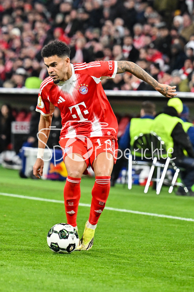 FC Bayern München - RB Leipzig | MUNICH, GERMANY - 11. FEBRUARY: AM BALL Luis DIAZ (FC Bayern Munich 14) / Einzelfoto / Freisteller während dem Spiel zwischen dem FC Bayern München und RB Leipzig beim Viertelfinale des DFB-Pokales in der Allianz Arena