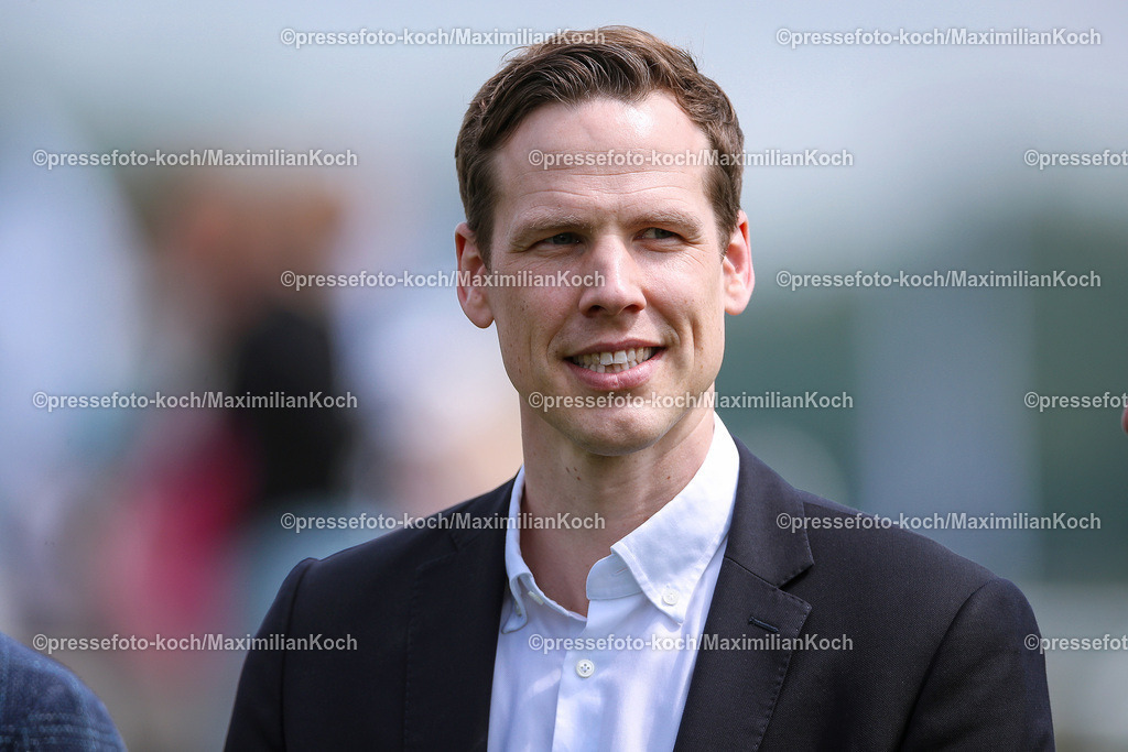 HanMX20052400017 | 20.05.2024, Hannover, Handball, Galopprennsport, Pferderennbahn Neue Bult, Recken-Renntag: Sven-Sören Christophersen (Sportlicher Leiter  TSV Hannover-Burgdorf) in Elegantem Anzug zu Besuch beim Pferderennen