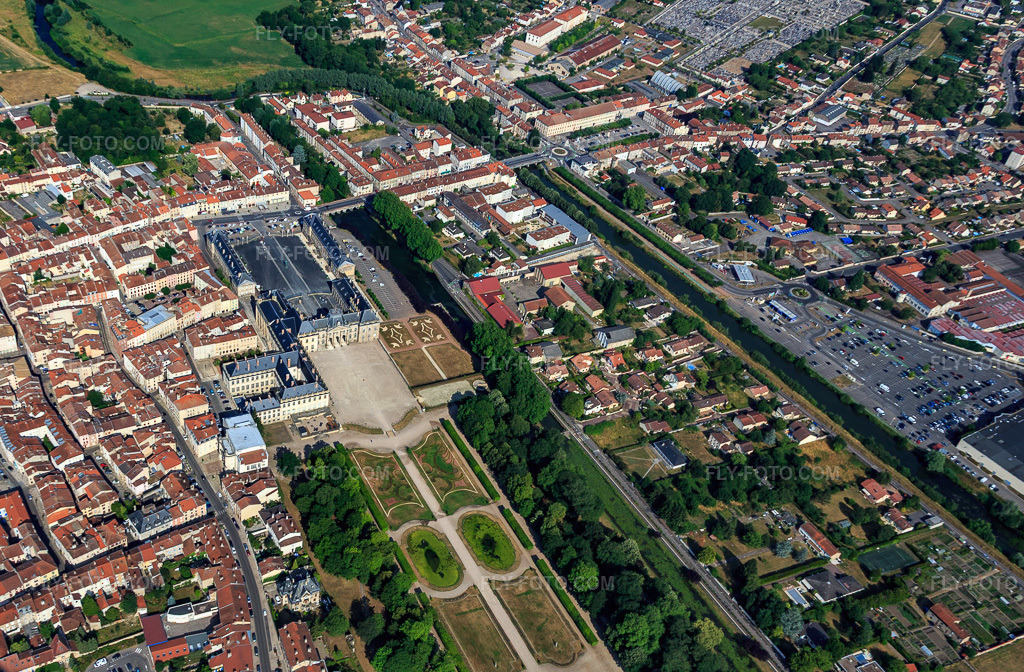 Aerial view: Castle Lunéville: Domaine départemental du château de Lunéville in Lunéville in the state Meurthe et Moselle, France.Photo: IMG_083174.jpg taken on 07/11/2015 by Werner Riehm/FLY-FOTO.comResolution of the original: 4296 x 2818 pxChâteau de Lunéville