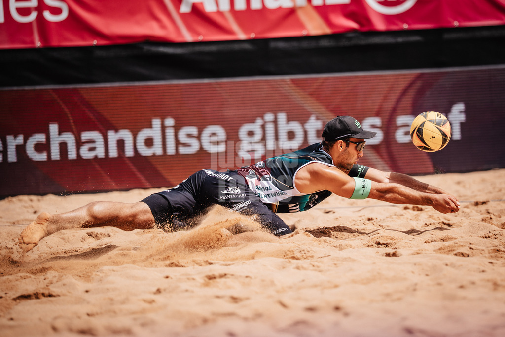 Beachvolleyball | Männer | Allianz German Beach Tour 2025 | Tourstop München | 10.07.2025 | Kim Huber springt zum Ball