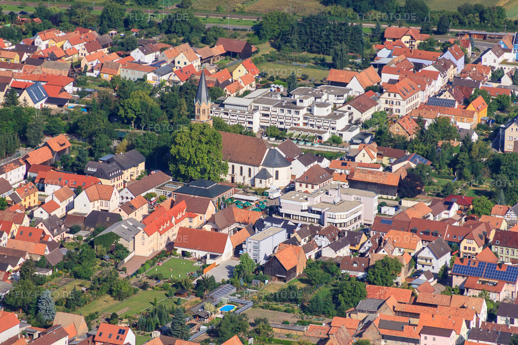 Luftbild: Verbandsgemeindeverwaltung, Kirche St. Mauritius und Braunsche Stiftung in Rülzheim im Bundesland Rheinland-Pfalz in Deutschland. – Foto: IMG_52325.jpg vom 19.08.2012 durch Werner Riehm/FLY-FOTO.de – Auflösung des Originals: 4752 x 3168 px – VG Ruelzheim – Braunsche Stiftung