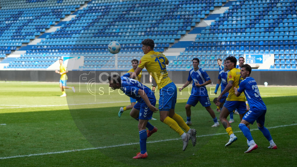 Fußball, Herren, Saison 2025/2026, Regionalliga Nordost, 3. Spieltag, 1.FC Magdeburg II vs. FSV 63 Luckenwalde, Samstag 09.08.2025, Avnet Arena Magdeburg | Fußball, Herren, Saison 2025/2026, Regionalliga Nordost, 3. Spieltag, 1.FC Magdeburg II vs. FSV 63 Luckenwalde, Samstag 09.08.2025, Avnet Arena Magdeburg, Im Bild: Robert Leipertz (l.) und Quentin Seidel (r. 13 Luckenwalde) - Realisiert mit Pictrs.com