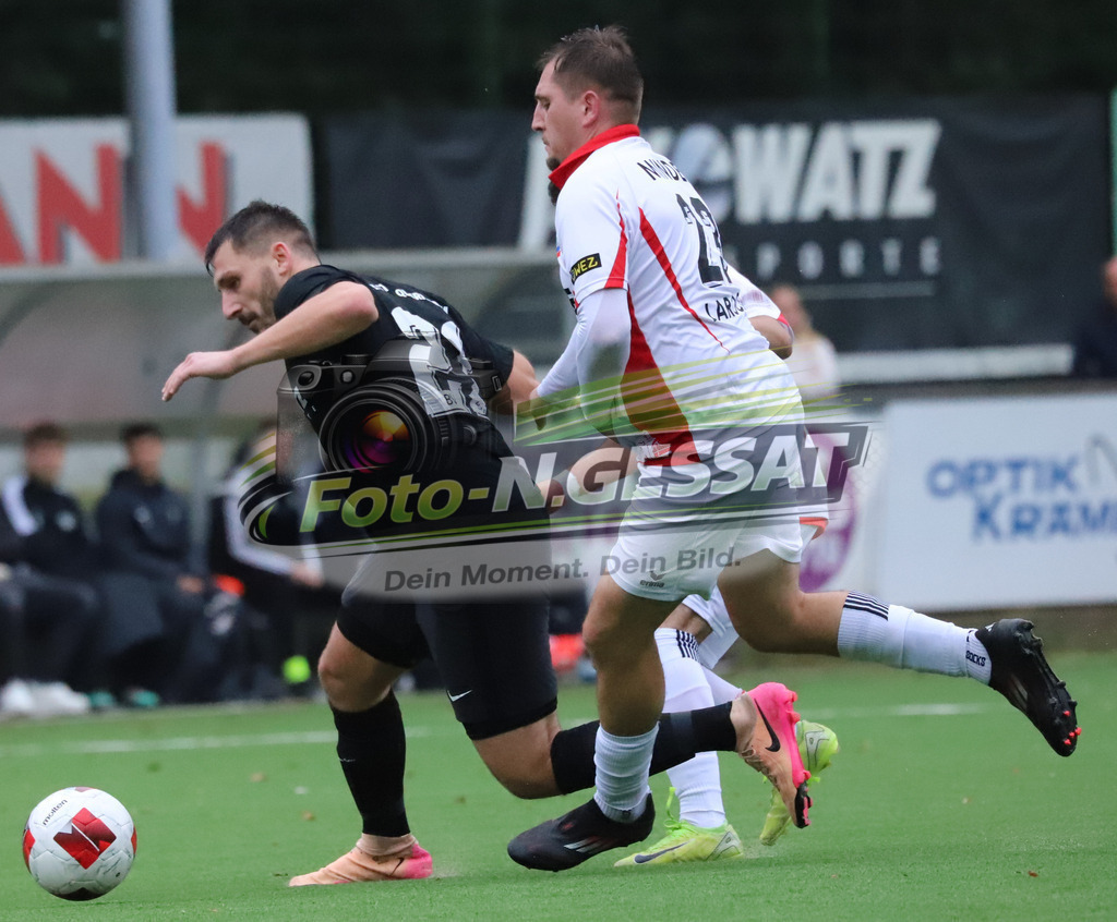BV 21 Stift-Quernheim - Union Minden | Auf dem Bild zu sehen: schwarz BV 21 Stift-Quernheim: Tibor Leon Sander ; weiß Union Minden: Marcel LarocheBV 21 Stift-Quernheim, Union Minden, Saison 25/26, Bezirksliga, Stift-Quernheim, Deutschland - Realisiert mit Pictrs.com