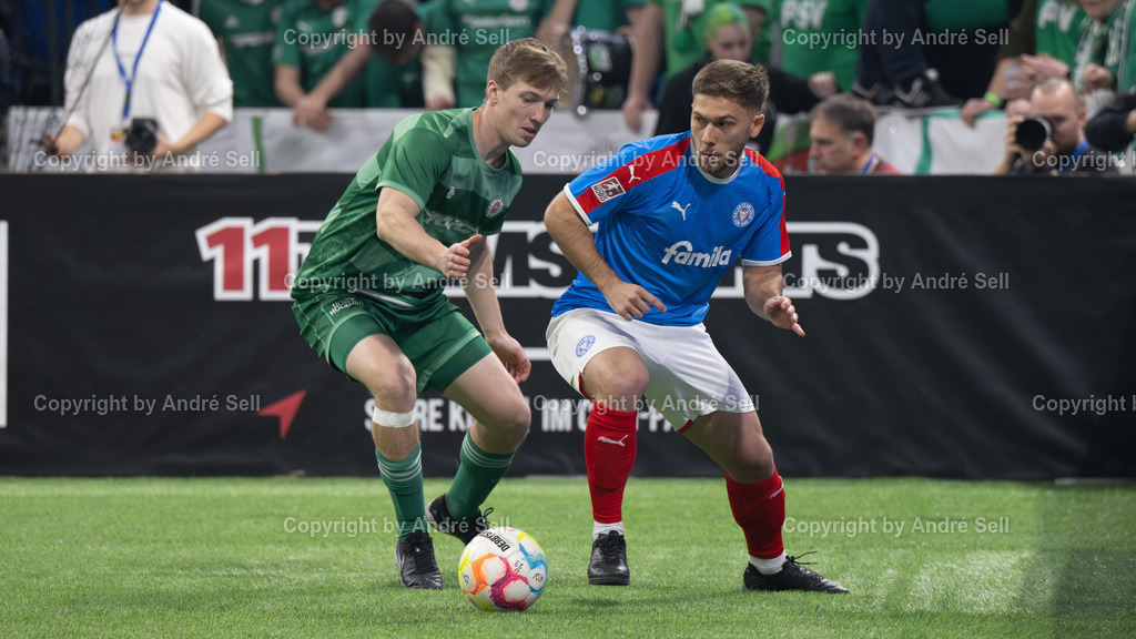 SHFV Lotto Masters 2024 | 20240113_7285, 13.01.2024, SHFV Lotto Masters 2024, Gruppe B, Holstein Kiel (blau) vs. PSV Neumünster (grün), Cenginzhan Koc (Holstein #18) / Paul Sachse (PSV #4) - Realisiert mit Pictrs.com