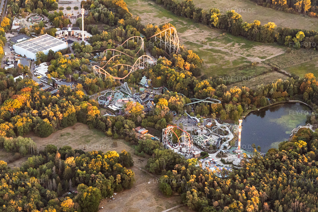 Luftbild: Sky-Scream und andere Achterbahnen im Plopsaland Deutschland in Haßloch im Bundesland Rheinland-Pfalz in Deutschland. – Foto: IMG_159751.jpg vom 06.10.2026 durch Werner Riehm/FLY-FOTO.de – Auflösung des Originals: 5214 x 3476 px – Plopsa tiktok page