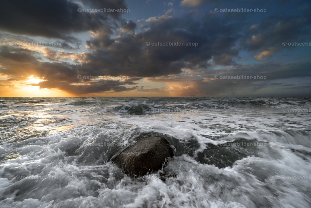 Ein Rauschen und Zischen am steinigen Ostseestrand | Schaumkronen treffen mit aller Wucht auf große Steine und sorgen für eine laute Geräuschkulisse am Ostseestrand.