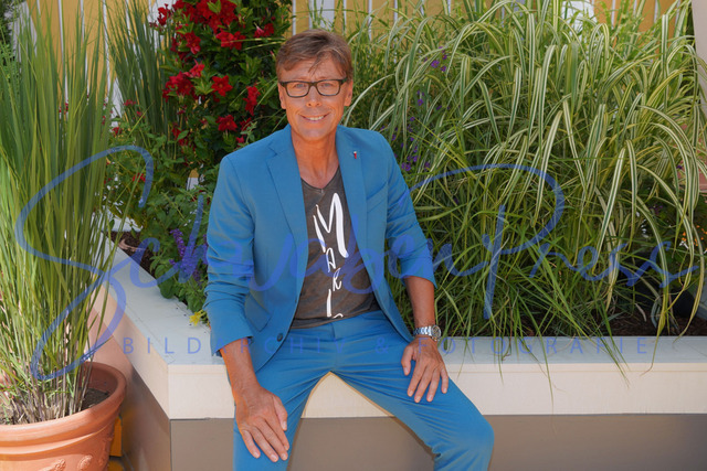 250623Ho5456 | Hansy Vogt - Immer wieder sonntags, Staffel 6

Ausverkauftes Haus und hochsommerliche Temperatur bei der Halbzeit Sendung von IWS, in der Veranstaltungsarena bei den Wasserwelten beim Europapark Rust. 

Deutschland, Rust, Europapark Rust, 25.06.2023