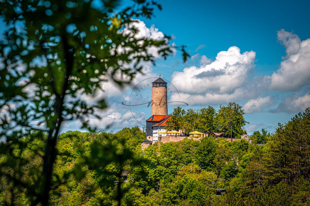 Fuchsturm in Jena | Blick auf den Fuchsturm auf dem Hausberg in Jena im Sommer bei blauem Himmel und weißen Quellwolken, Jena, Thüringen, Deutschland - Realisiert mit Pictrs.com