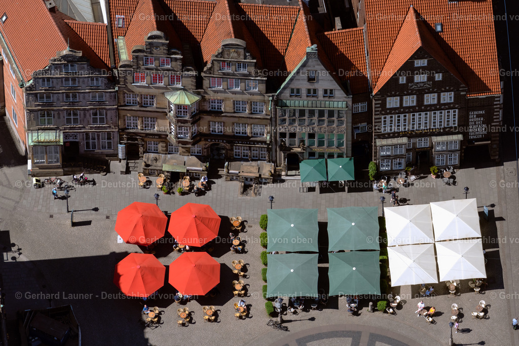 4029859 | BREMEN 01.06.2020 Tische und Sitzbänke der Freiluft- Gaststätten an der Straße Am Markt im Ortsteil Altstadt in Bremen, Deutschland. // Tables and benches of open-air restaurants on street Am Markt in the district Altstadt in Bremen, Germany. Foto: Gerhard Launer