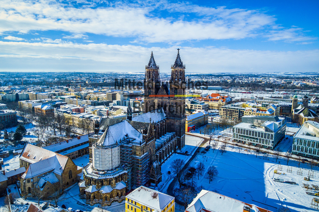 Dom im Winter mit Schnee-0027 | Der Dom im Winter mit Schnee auf dem Domplatz im Schatten - Realisiert mit Pictrs.com