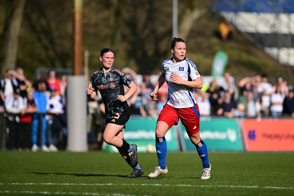 Fußball I Frauen I Saison 2024-2025 I 2. Bundesliga I 17. Spieltag I Hamburger SV - FC Bayern München II | Laura Dafinger (15, FC Bayern München II) Christin Meyer (16, Hamburger SV) - Realisiert mit Pictrs.com