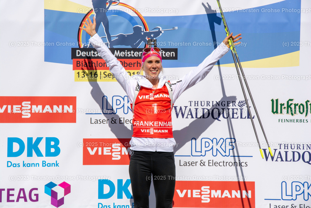 Deutsche Meisterschaften Biathlon 2018 | Deutsche Meisterschaften Biathlon 2018, Massenstart Frauen am 15.09.2018 in der DKB SKI ARENA in Oberhof, (Deutschland)

Bild: Sieger Karolin Horchler - Realisiert mit Pictrs.com