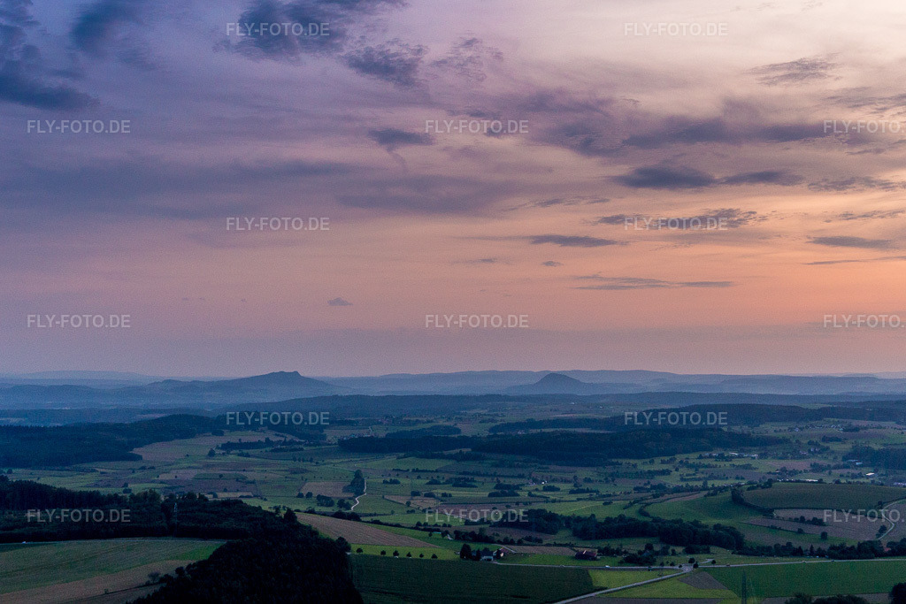 Luftbild: Vulkan-Landschaft des Hegau bei Sonnenuntergang in Engen im Bundesland Baden-Württemberg in Deutschland. Foto: IMG_102975.jpg vom 26.08.2017 durch Werner Riehm/FLY-FOTO.de